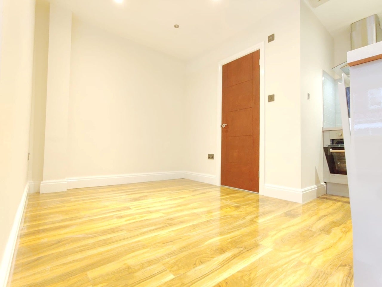 Flat Mitcham Lane in Greater London