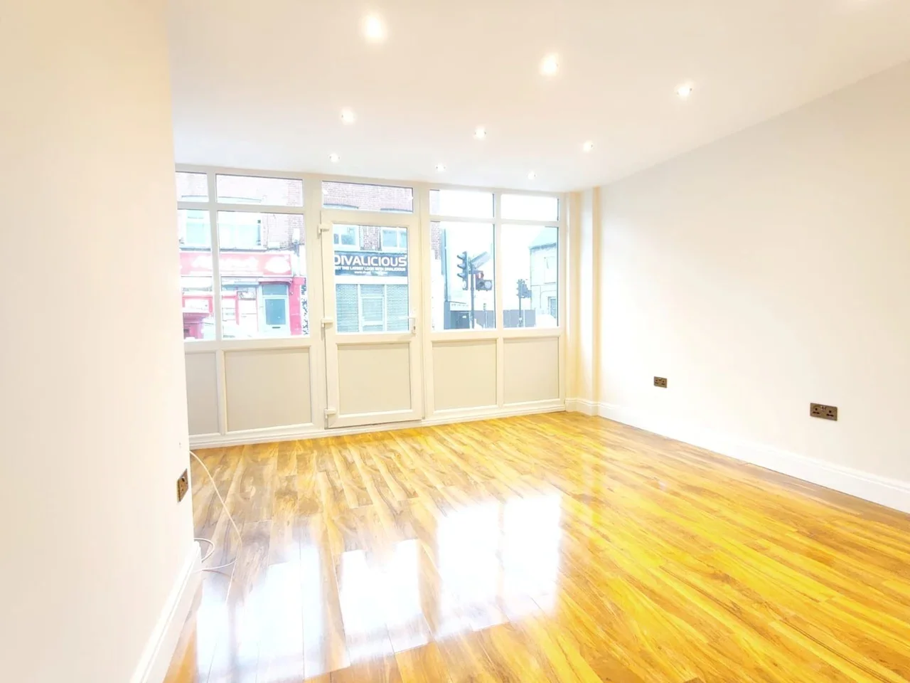 Flat Mitcham Lane in Greater London