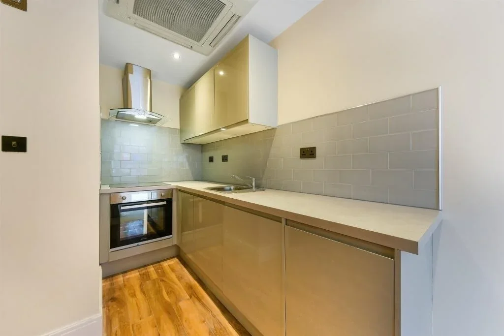 Flat Mitcham Lane in Greater London
