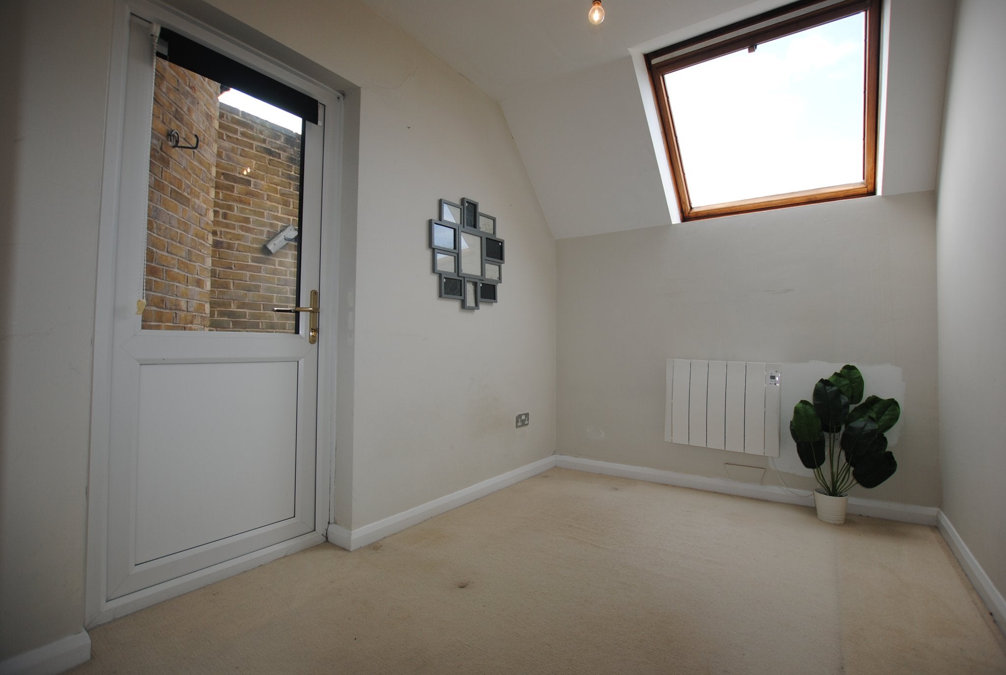 Flat Endwell Road in Greater London