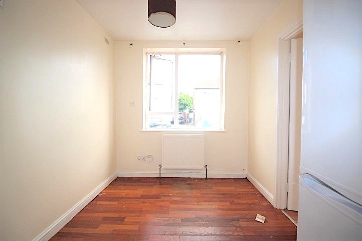 Flat Llanover Road in Greater London