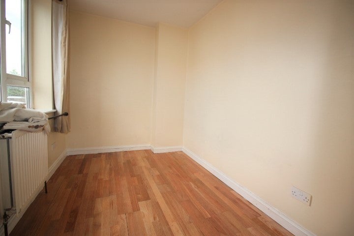 Flat Llanover Road in Greater London