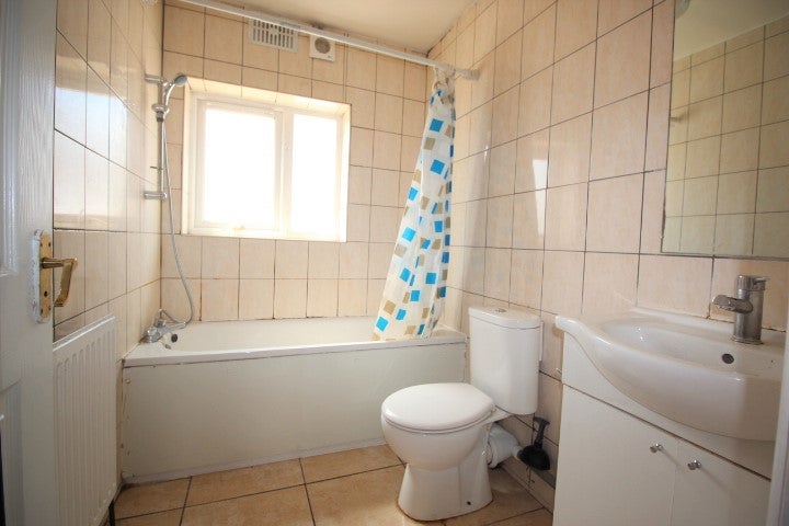 Flat Llanover Road in Greater London