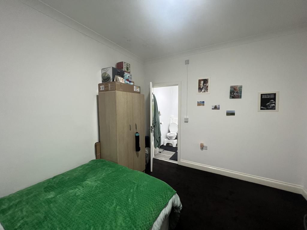 Room Brenthurst Road in Greater London