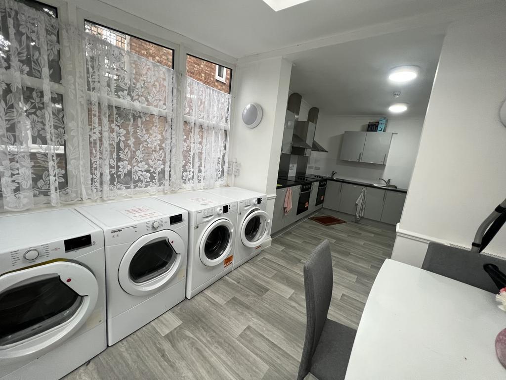 Room Brenthurst Road in Greater London