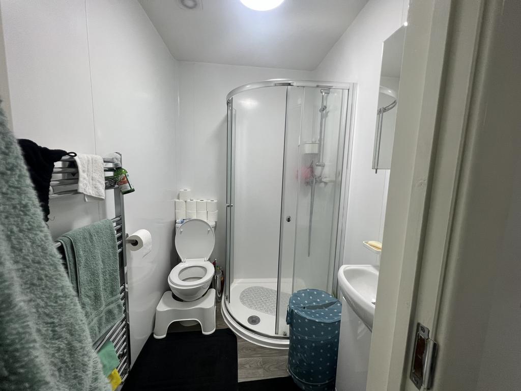 Room Brenthurst Road in Greater London