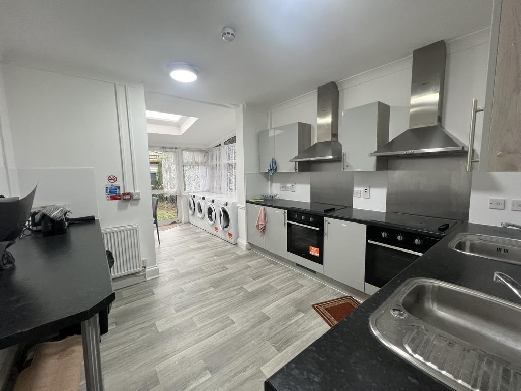 Room Brenthurst Road in Greater London