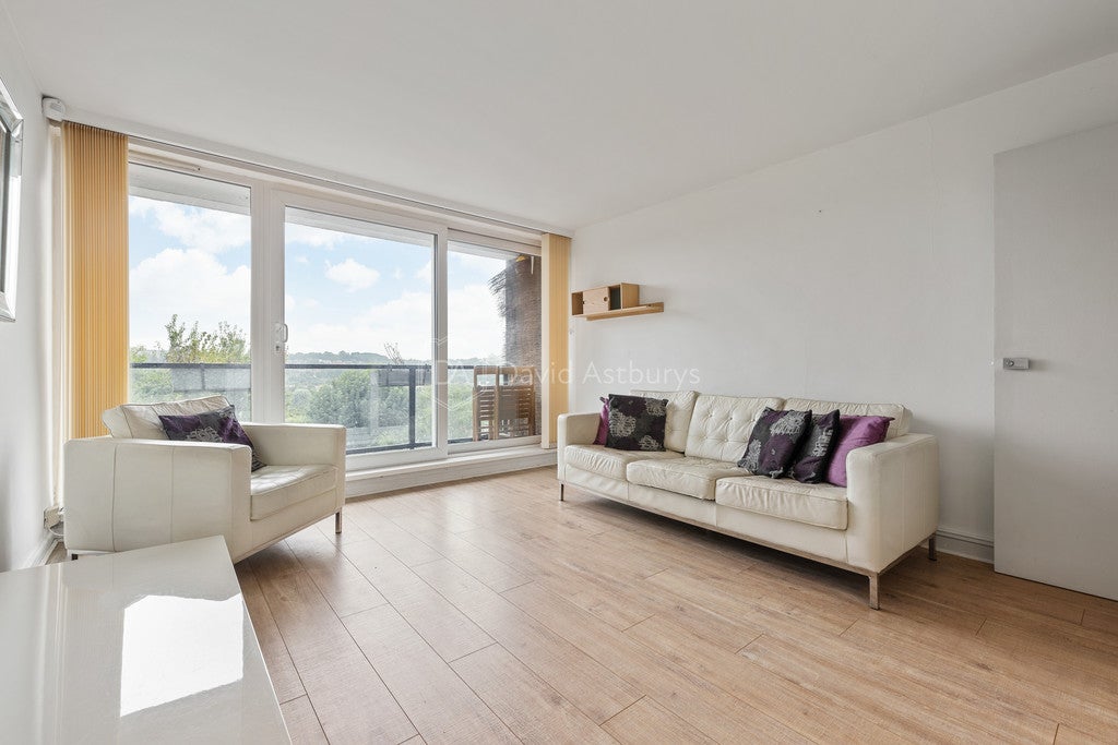 Flat Shepherds Hill in Greater London