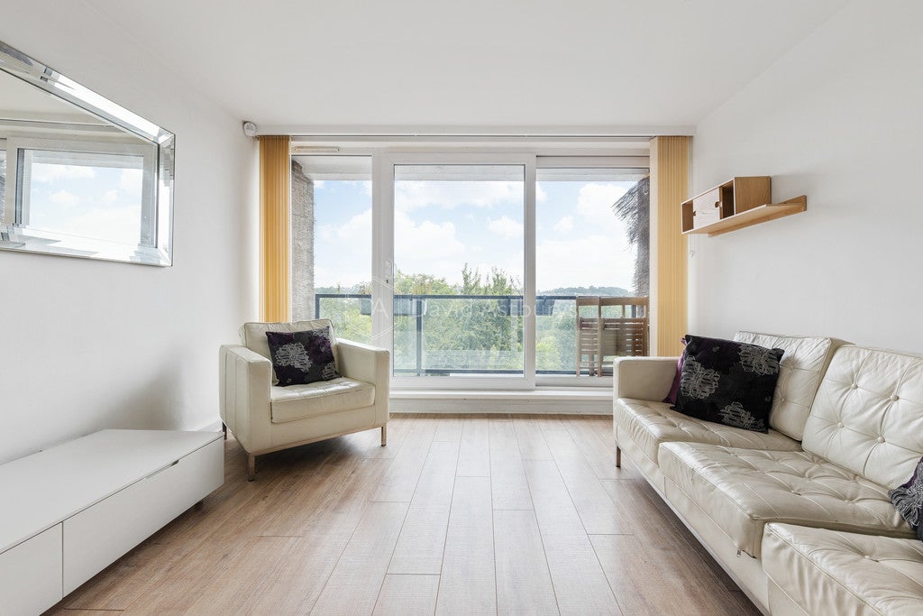 Flat Shepherds Hill in Greater London