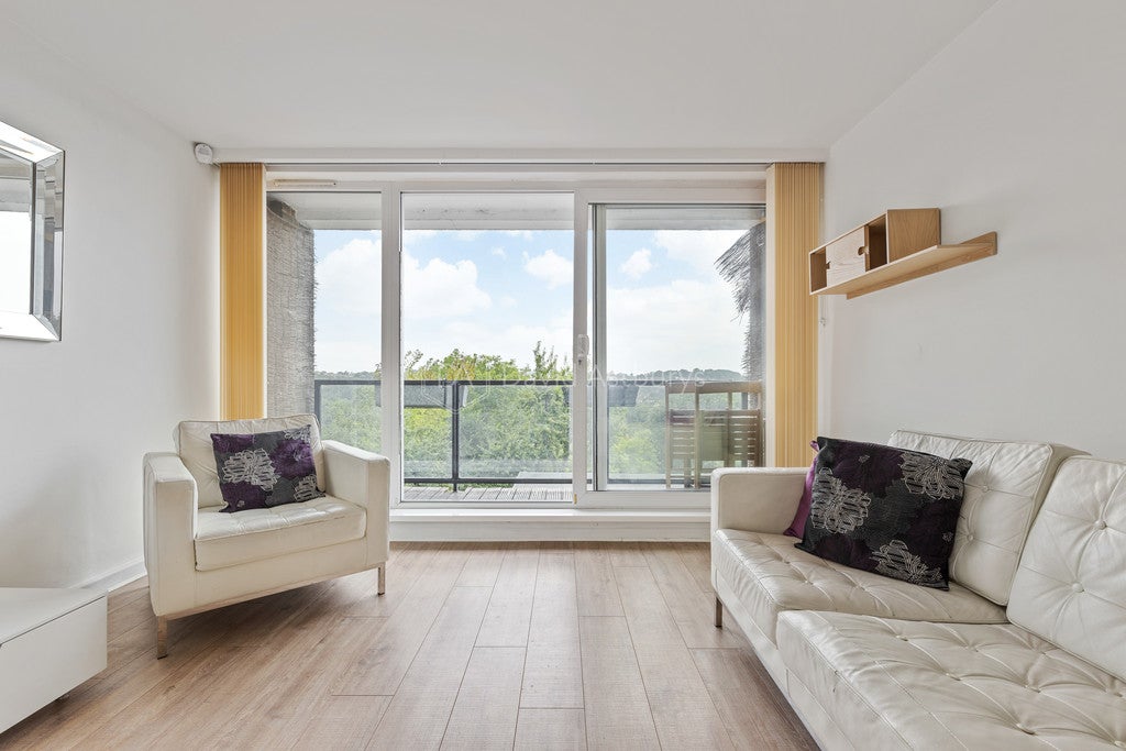 Flat Shepherds Hill in Greater London