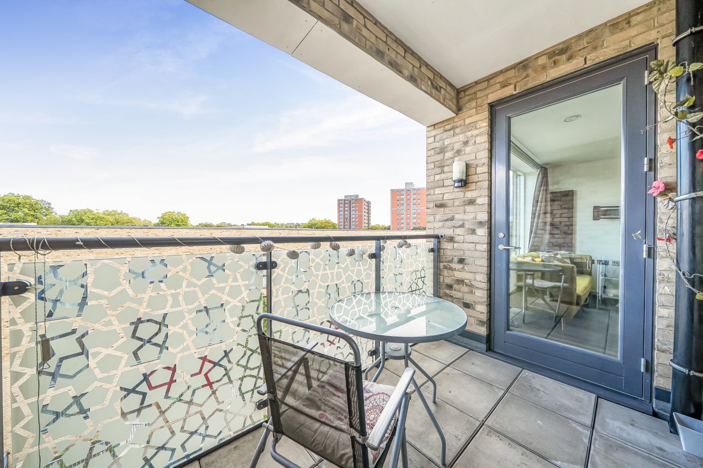 Flat Wrigglesworth Street in Greater London