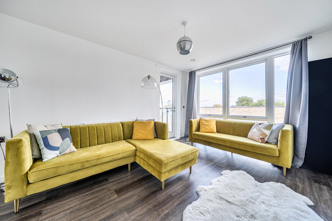 Flat Wrigglesworth Street in Greater London