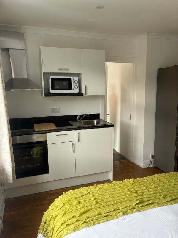 Flat Burlington Avenue in Slough