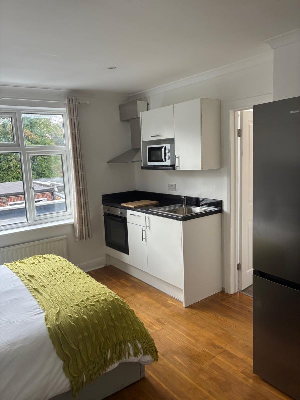 Flat Burlington Avenue in Slough