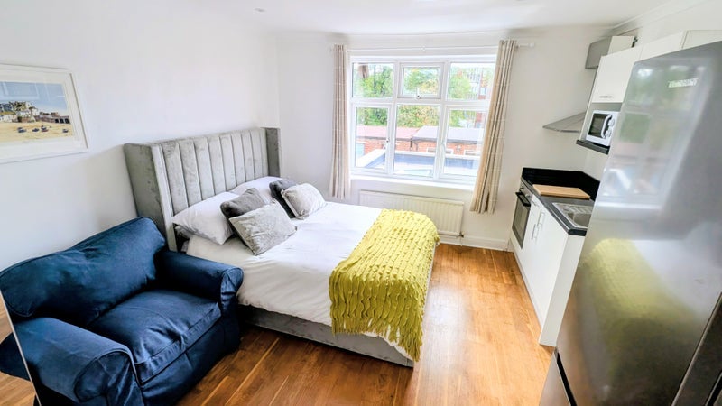 Flat Burlington Avenue in Slough