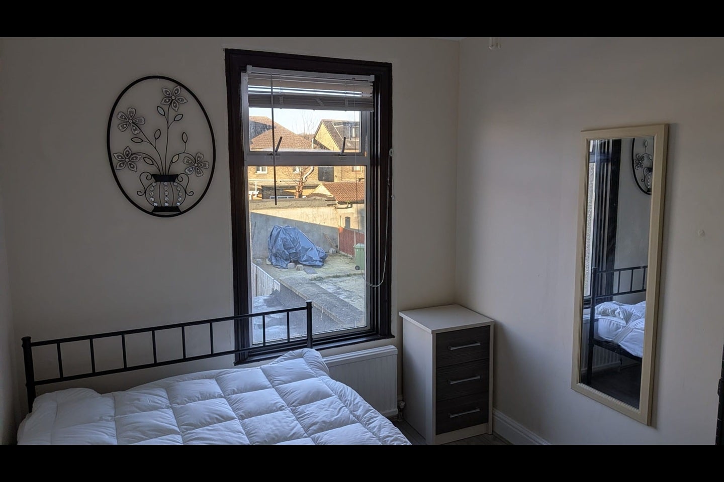 Flat Grange Road in Greater London
