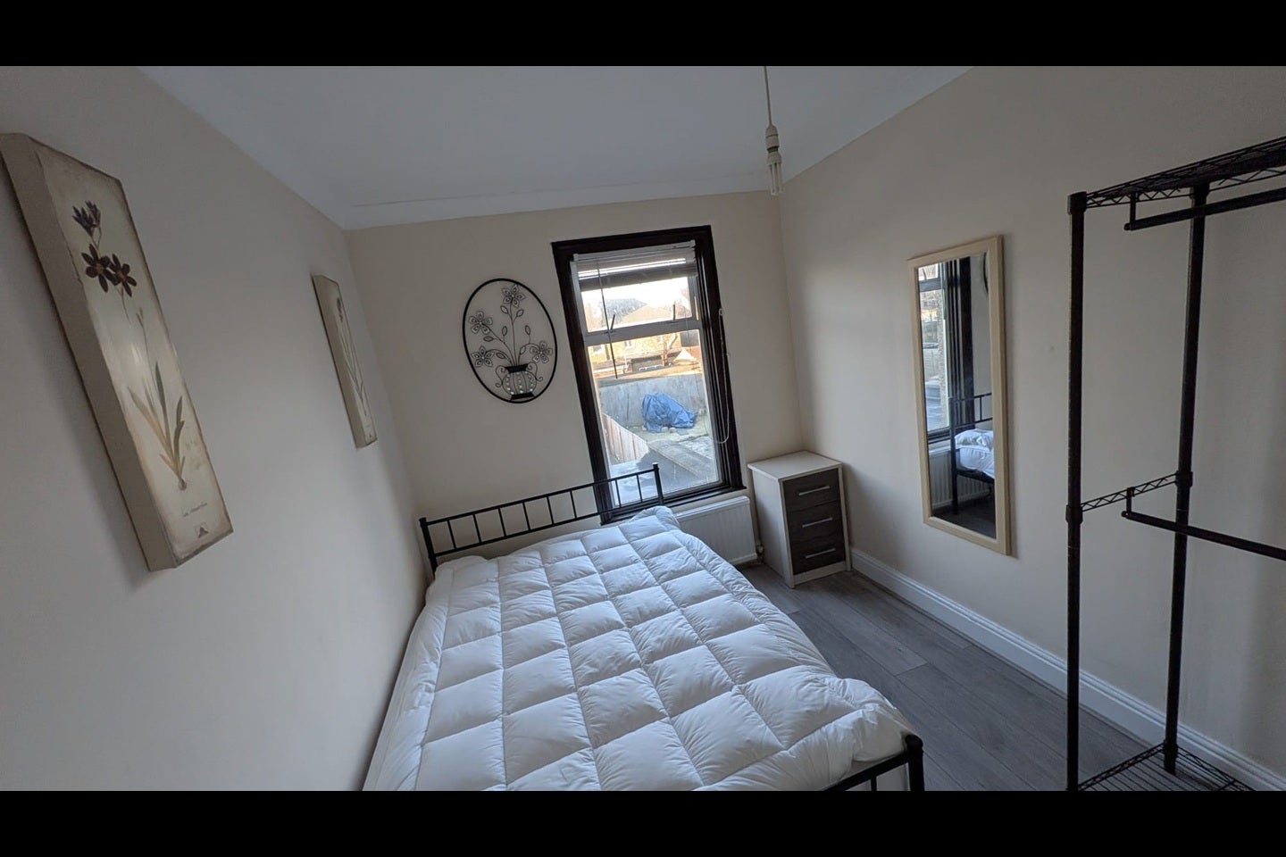 Flat Grange Road in Greater London