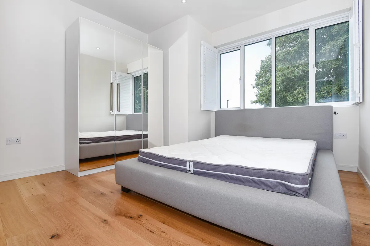 Flat Southfield Road in Greater London