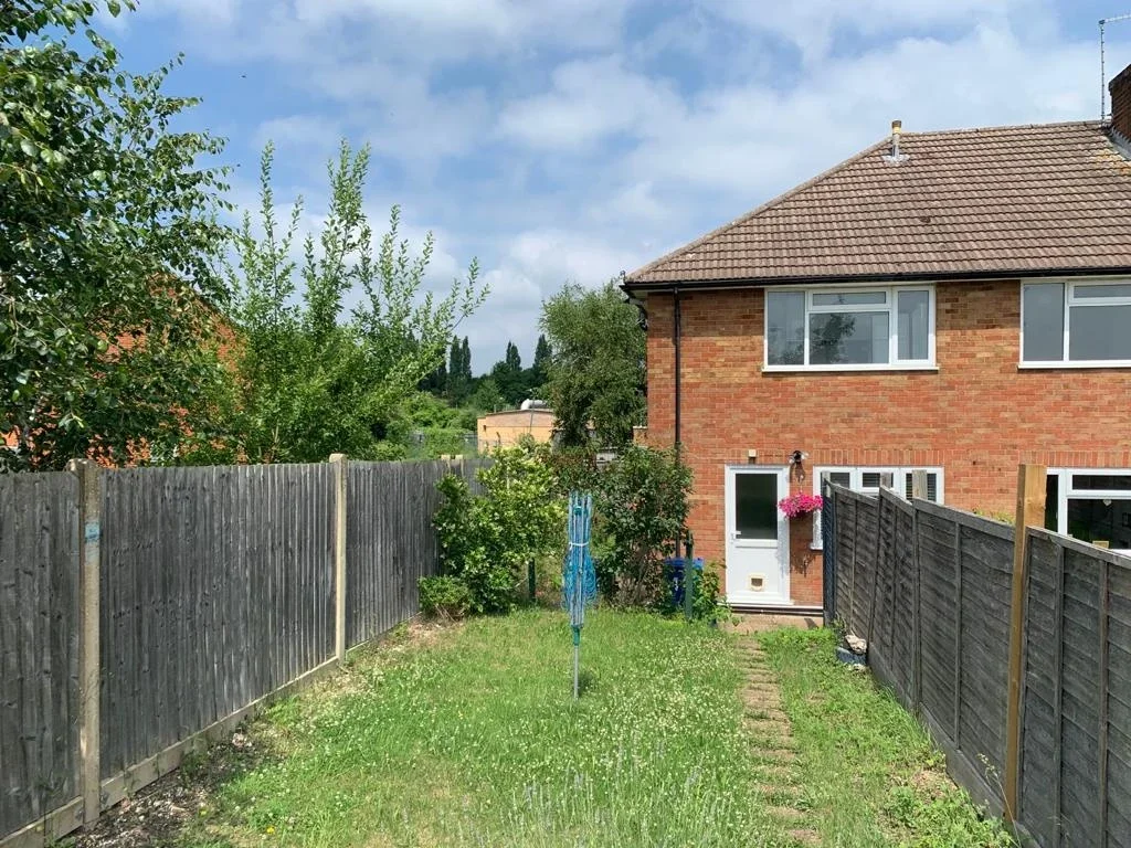 Flat Arthur Close in Cookham Rise