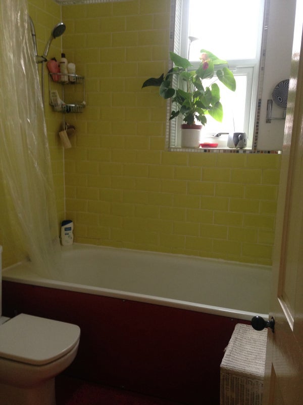 Room Moreton Avenue in Trafford