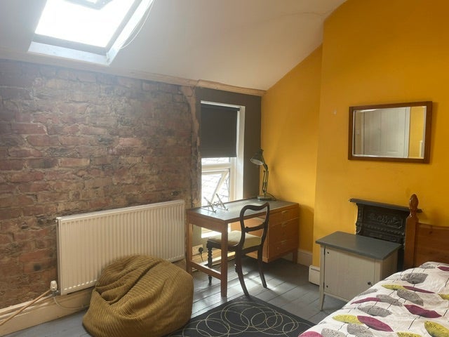 Room Moreton Avenue in Trafford