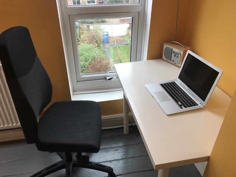Room Moreton Avenue in Trafford