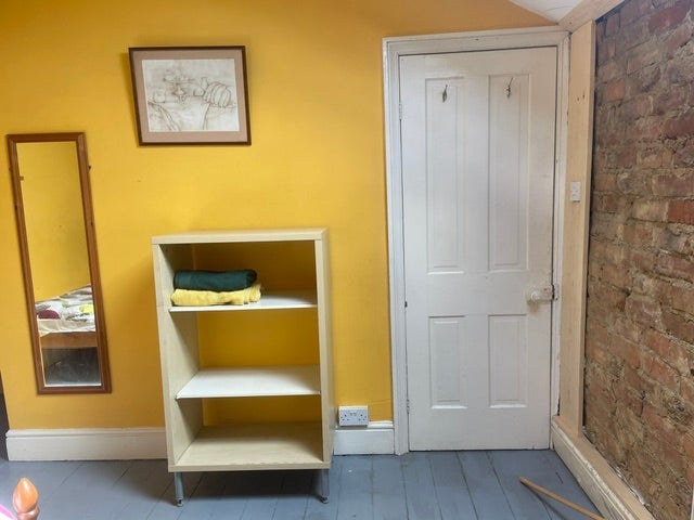 Room Moreton Avenue in Trafford