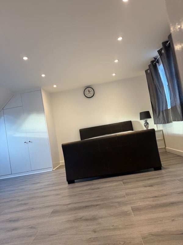 Room Riverside Road in Greater London