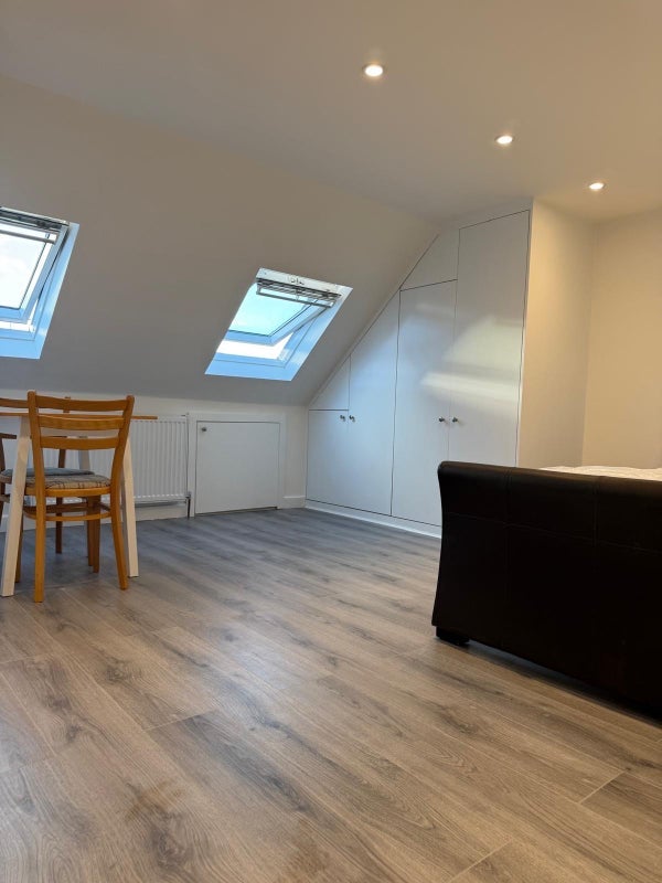 Room Riverside Road in Greater London