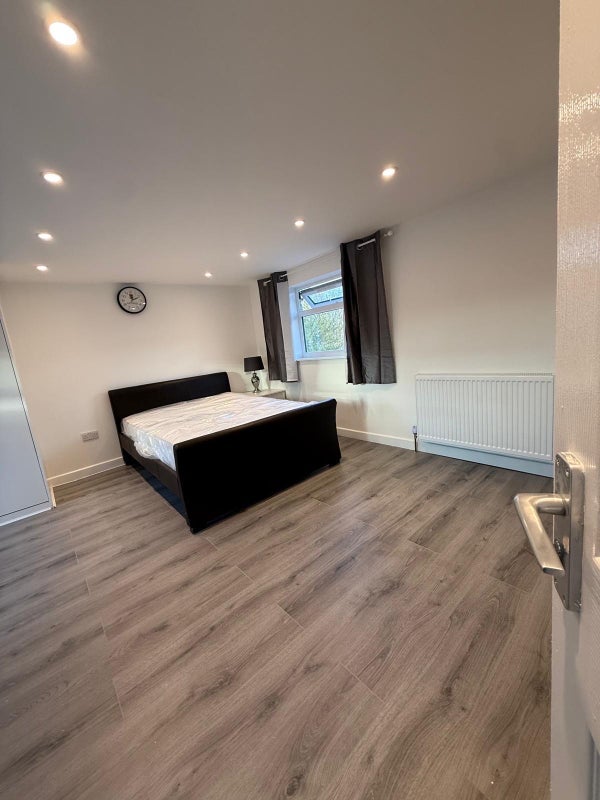 Room Riverside Road in Greater London