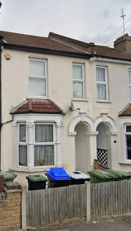 Flat Barnfield Road in Greater London