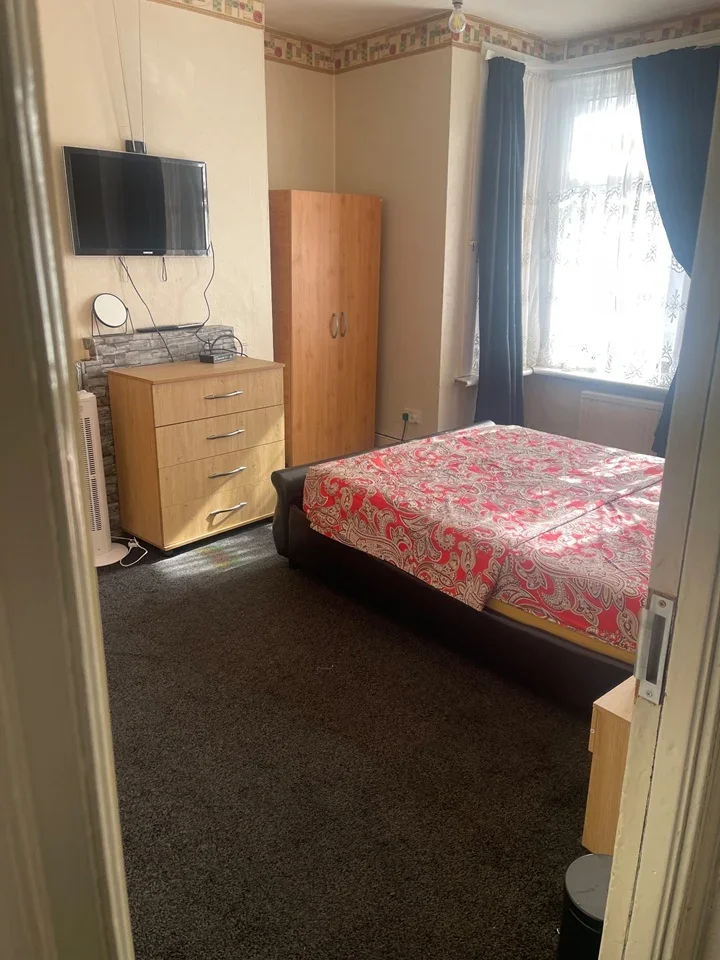 Room Radley Road in Greater London