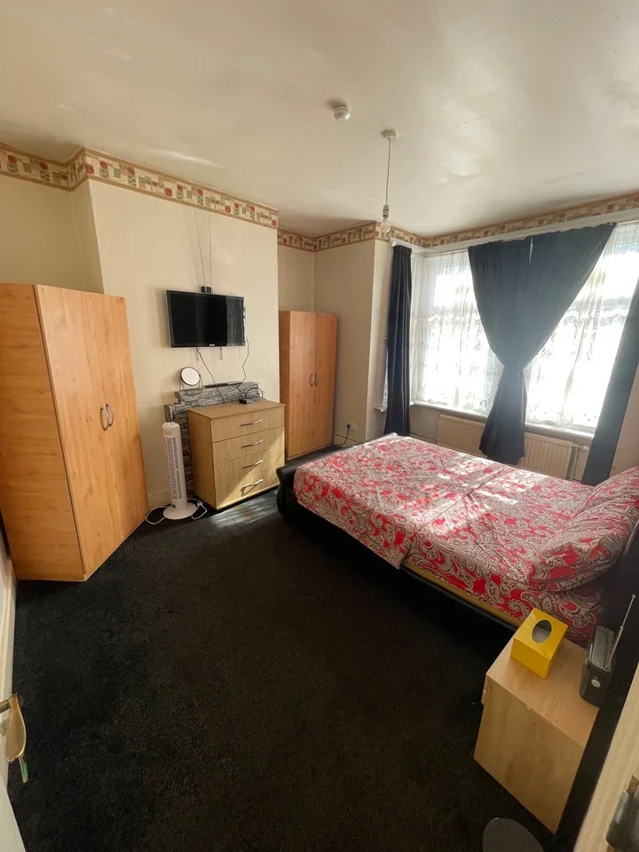 Room Radley Road in Greater London