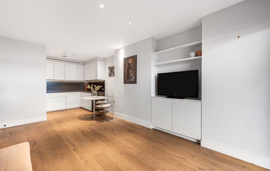 Flat Salusbury Road in London