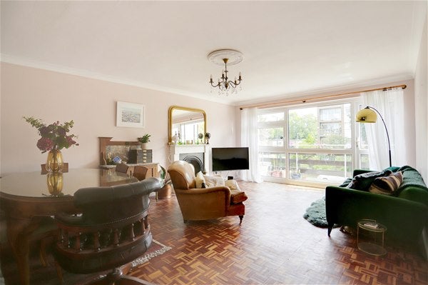 Flat Eversley Park Road in Greater London