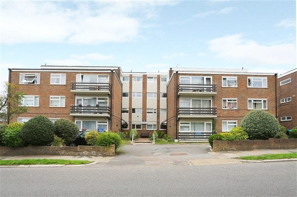 Flat Eversley Park Road in Greater London