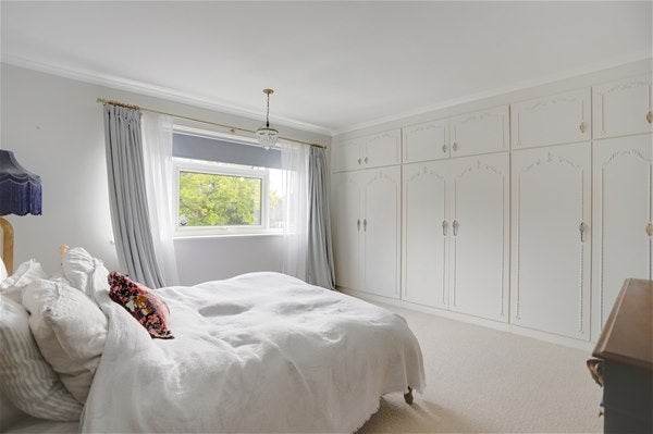 Flat Eversley Park Road in Greater London