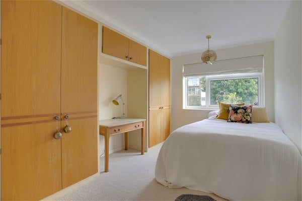 Flat Eversley Park Road in Greater London