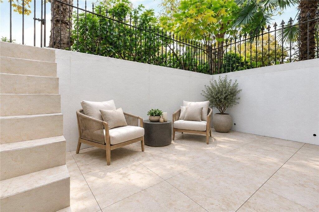 Flat Philbeach Gardens in Greater London