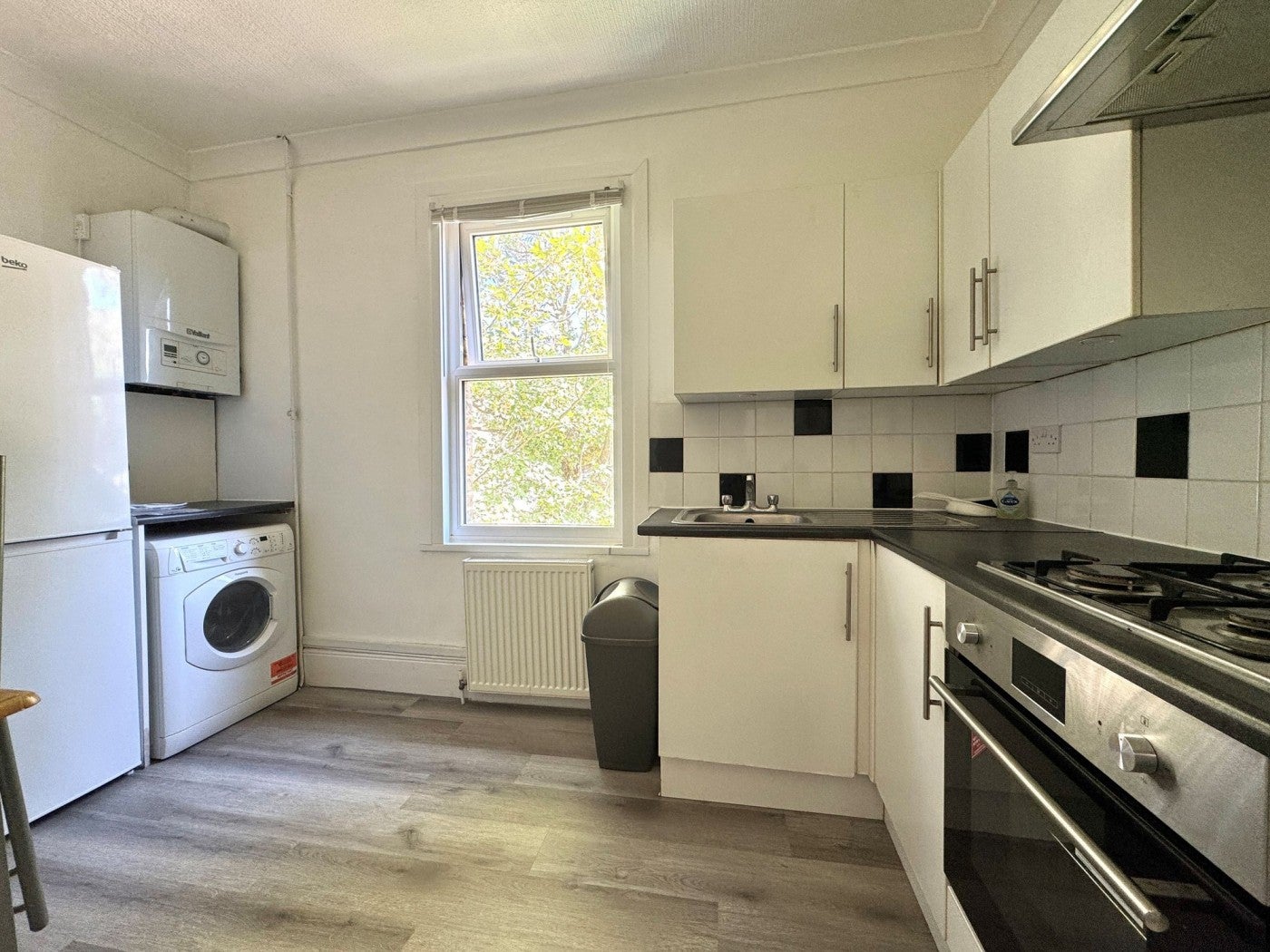 Flat Half Moon Lane in Greater London
