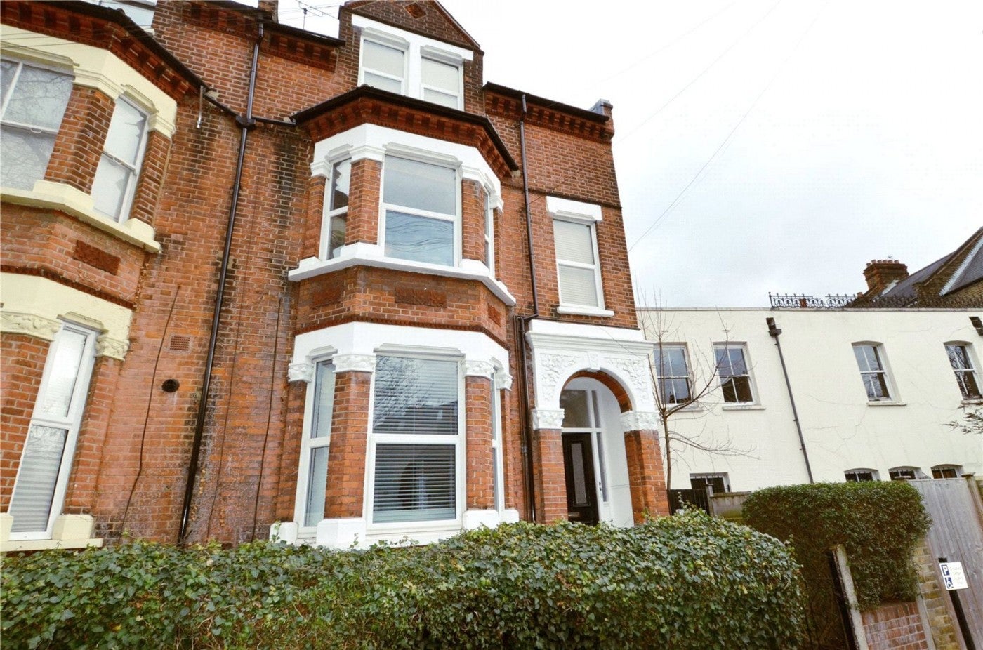 Flat Half Moon Lane in Greater London