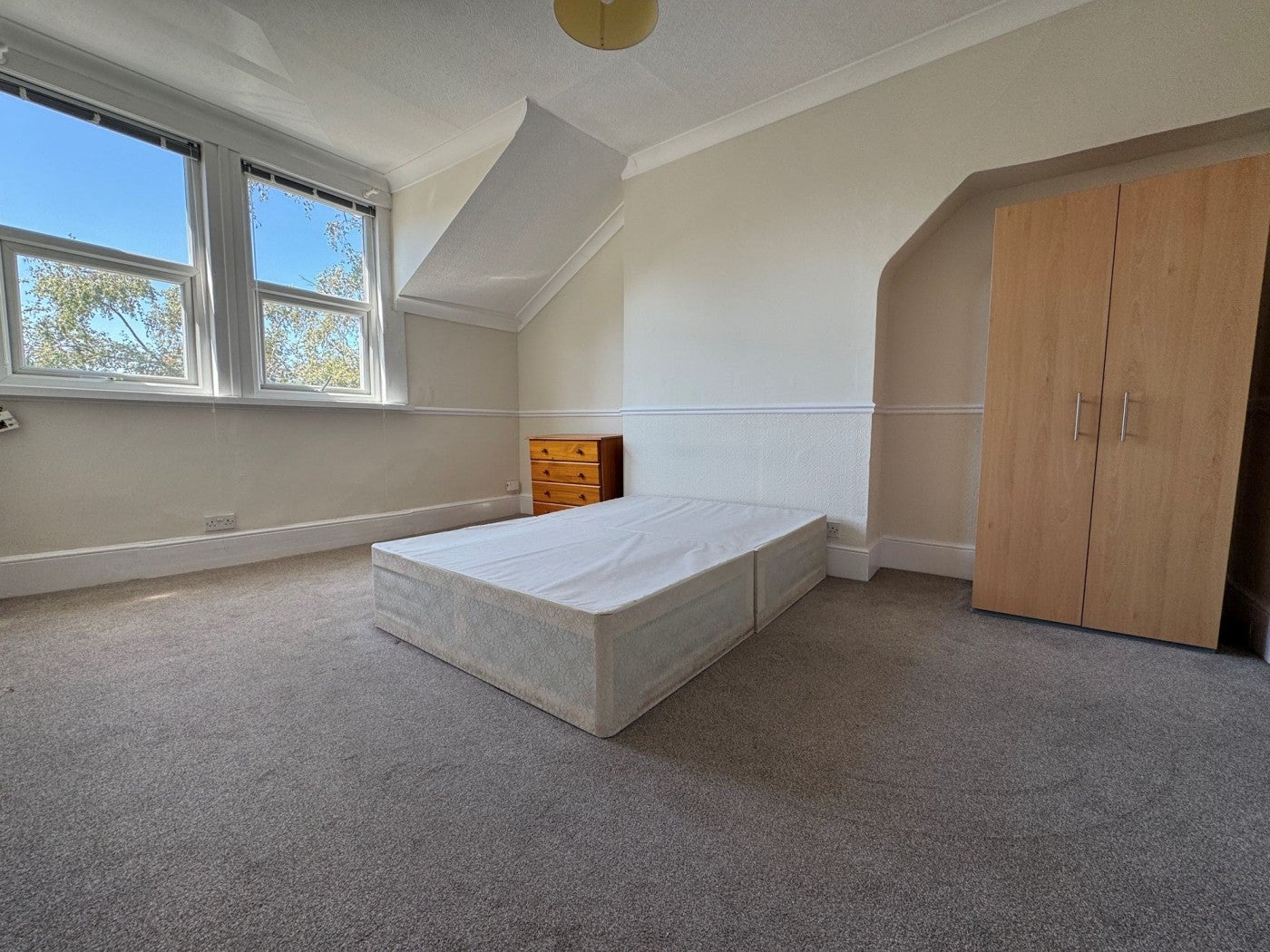 Flat Half Moon Lane in Greater London