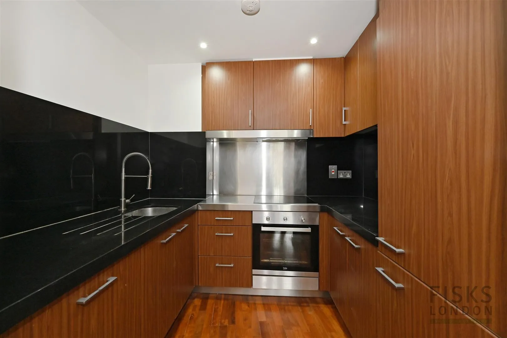 Flat Fairmont Avenue in Greater London