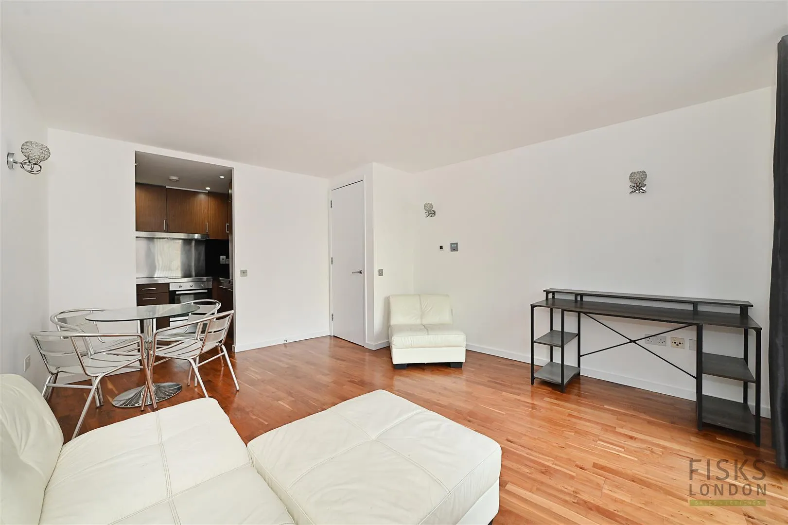 Flat Fairmont Avenue in Greater London