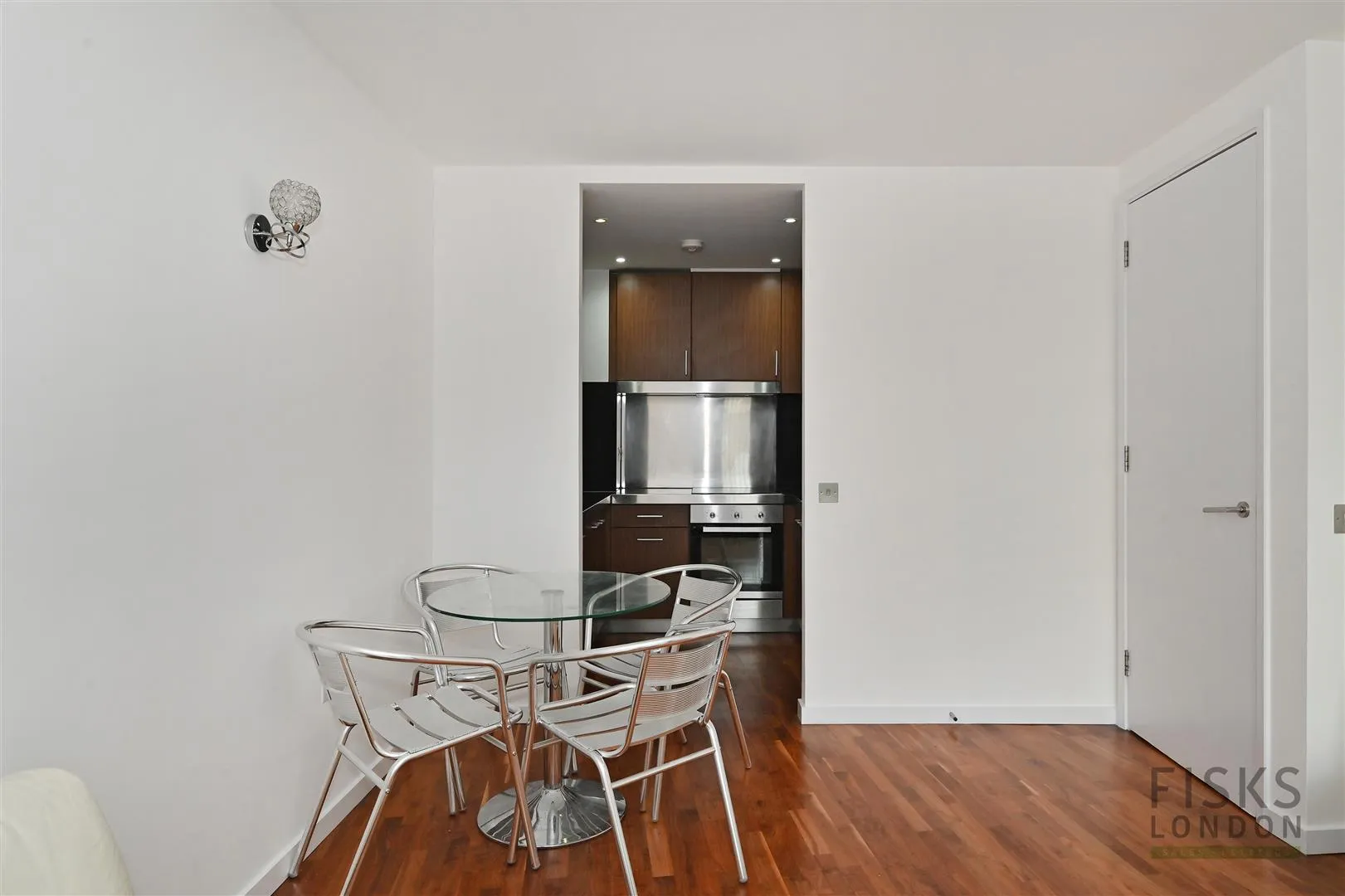 Flat Fairmont Avenue in Greater London