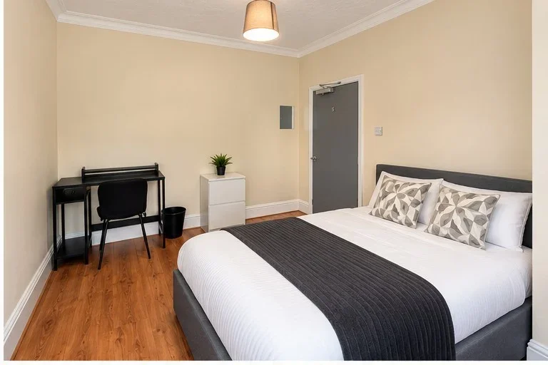 Room Manor Road in Greater London