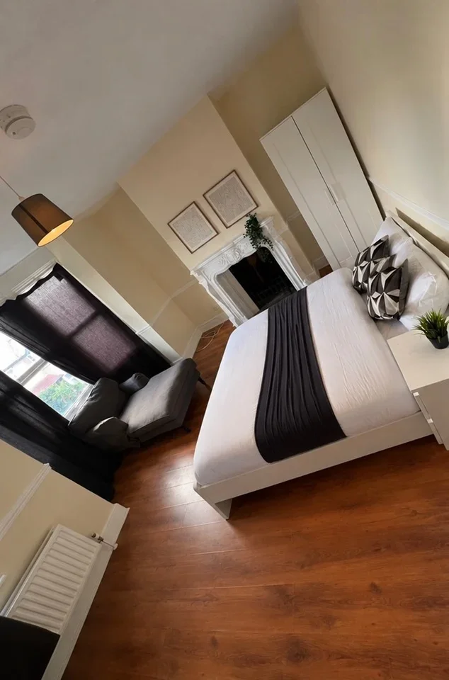 Room Manor Road in Greater London