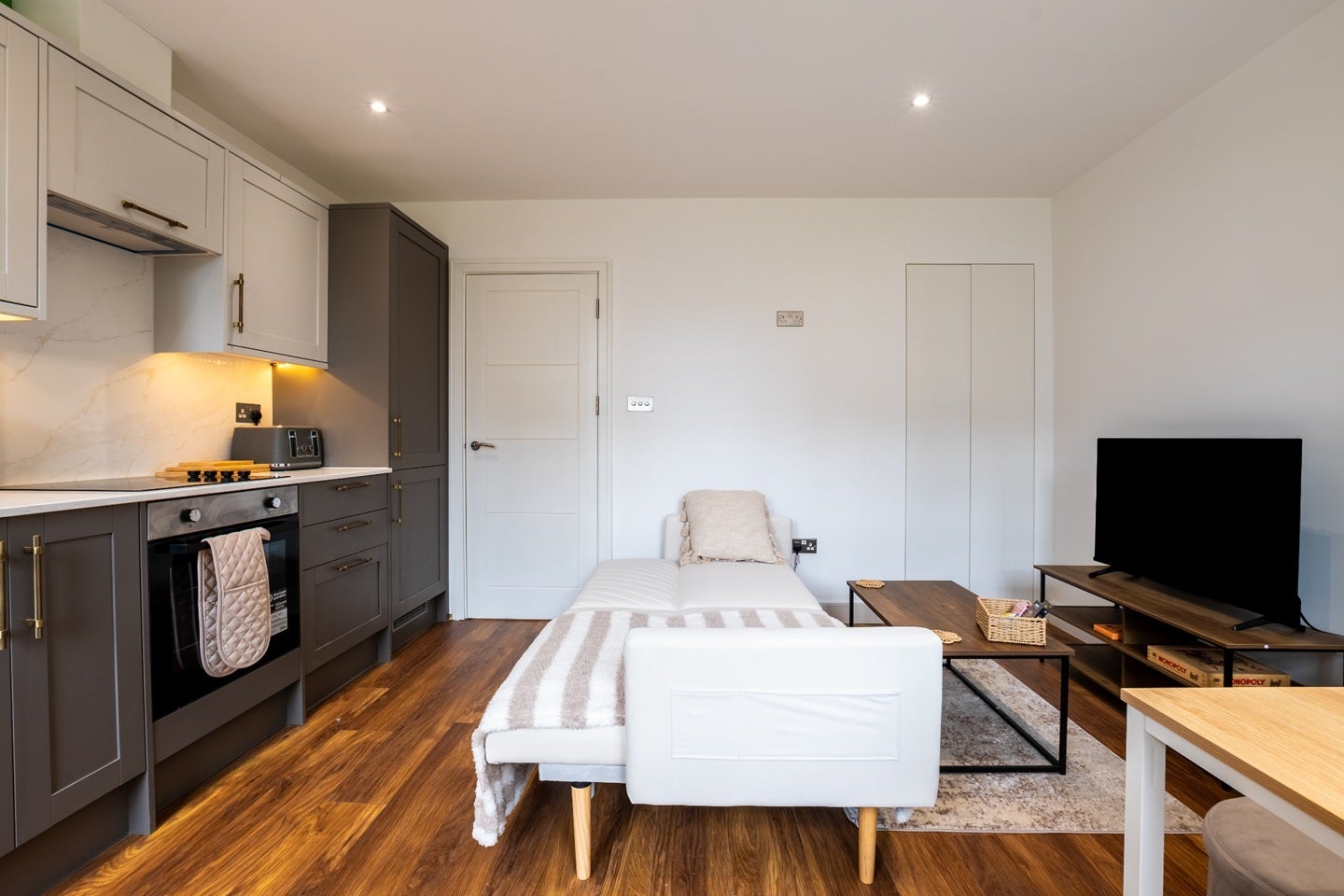 Flat Wesleyan Place in Greater London