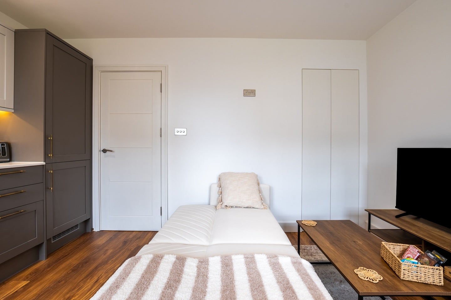 Flat Wesleyan Place in Greater London