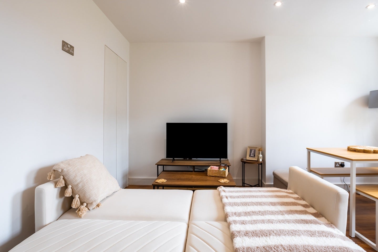 Flat Wesleyan Place in Greater London